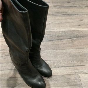 Black wedge boot